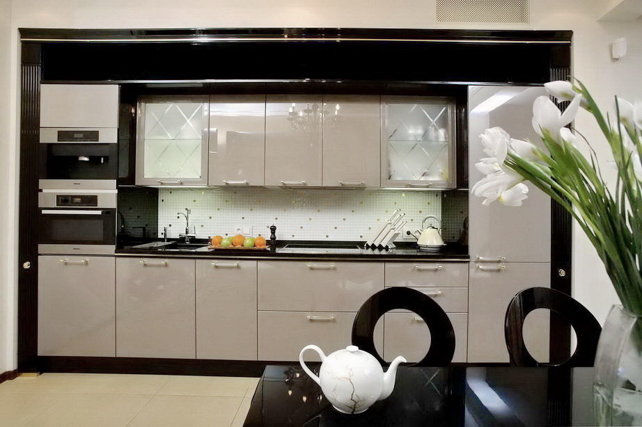Пример оригинального дизайна: кухня-столовая среднего размера в стиле неоклассика (современная классика) с бежевыми стенами, полом из керамогранита и бежевым полом