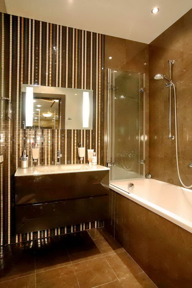 Пример оригинального дизайна: ванная комната среднего размера в стиле неоклассика (современная классика) с бежевыми стенами, полом из керамогранита и бежевым полом