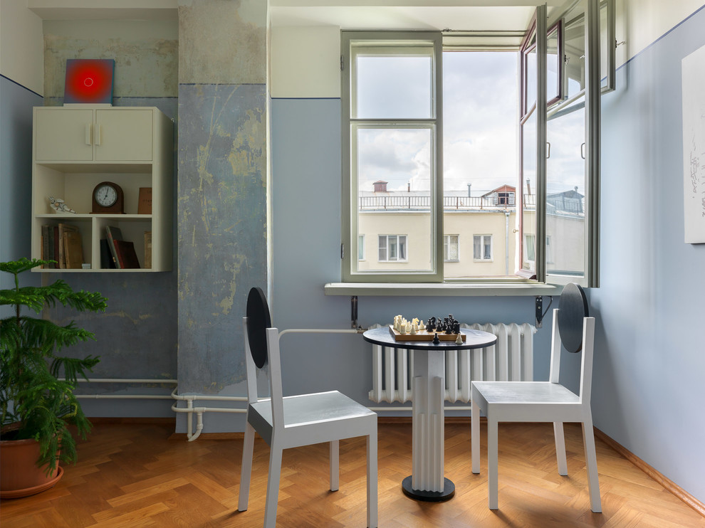 На фото: гостиная-столовая в стиле ретро с синими стенами, паркетным полом среднего тона и коричневым полом с