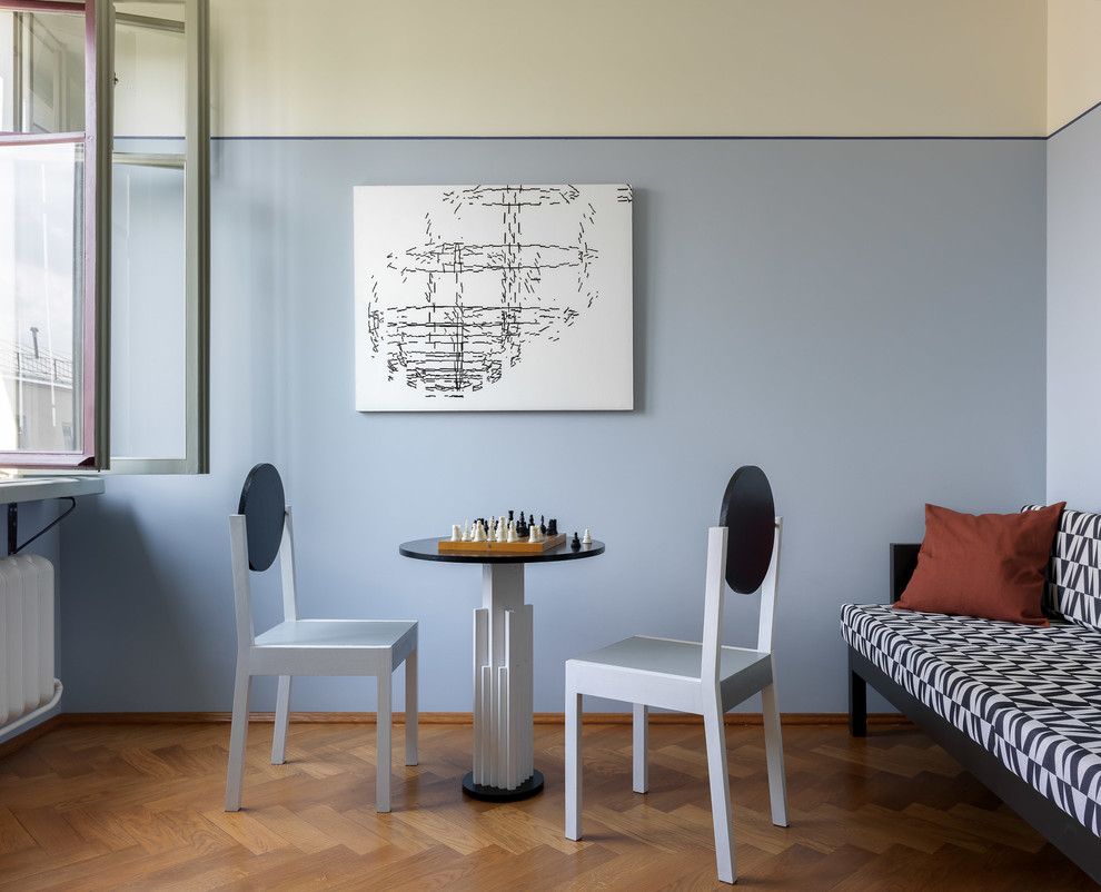На фото: гостиная-столовая в современном стиле с синими стенами, паркетным полом среднего тона и коричневым полом