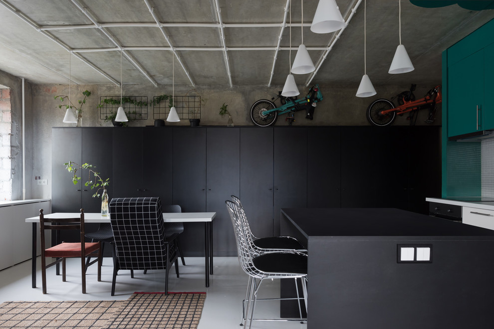 Свежая идея для дизайна: гостиная-столовая в современном стиле с серыми стенами и белым полом - отличное фото интерьера