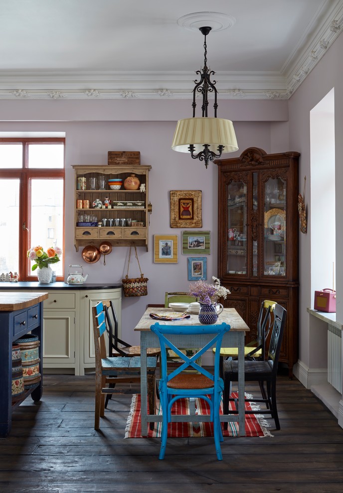 Свежая идея для дизайна: кухня-столовая в стиле фьюжн с темным паркетным полом и коричневым полом - отличное фото интерьера