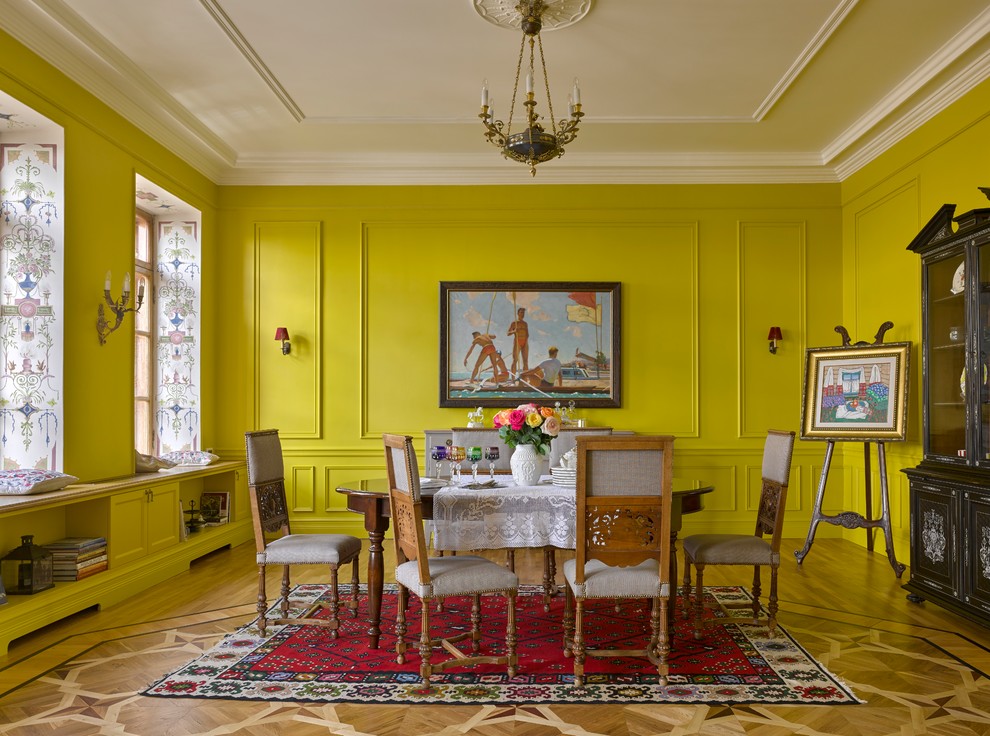 Klassisches Esszimmer mit gelber Wandfarbe in Moskau