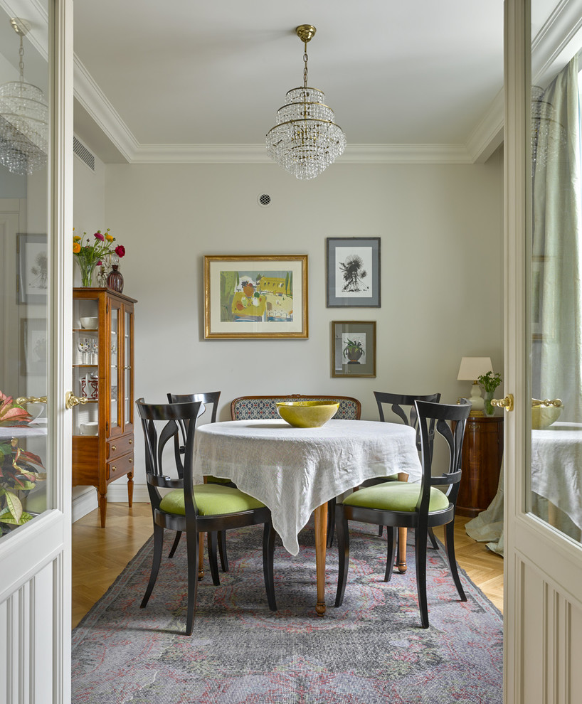 Idées déco pour une salle à manger classique fermée avec un mur beige et parquet clair.