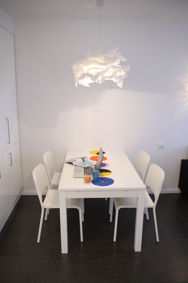На фото: маленькая столовая в современном стиле с белыми стенами, пробковым полом и коричневым полом для на участке и в саду с