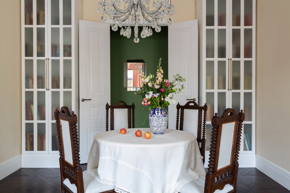 Cette photo montre une salle à manger tendance avec un mur beige, parquet foncé et un sol marron.
