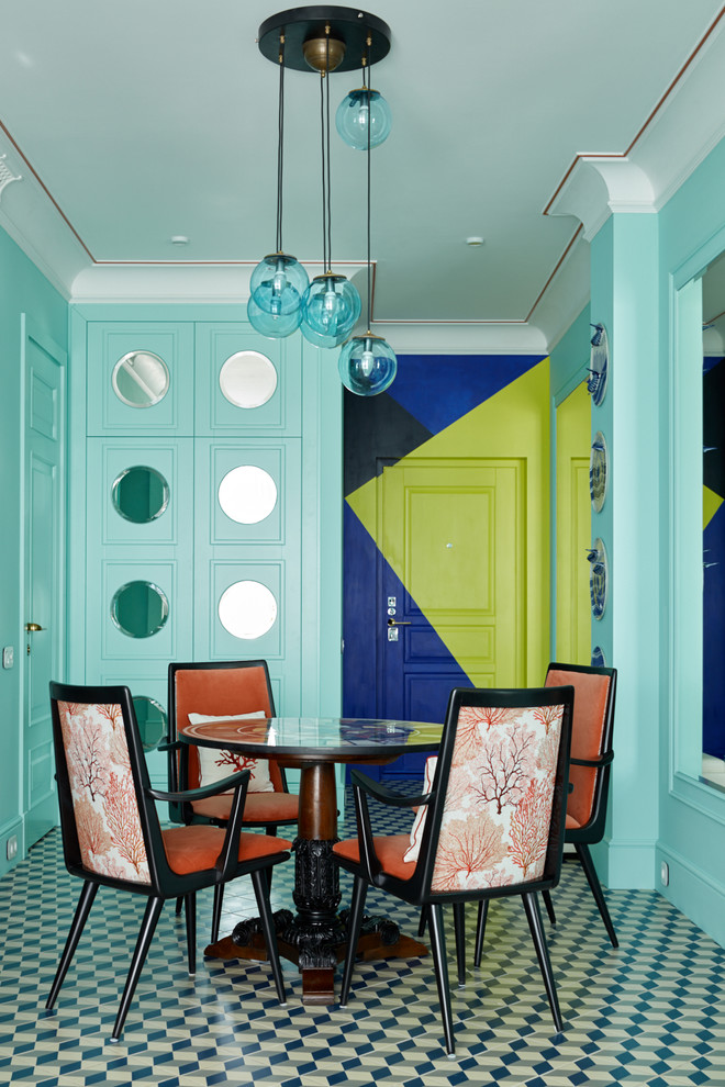 Immagine di una sala da pranzo eclettica con pareti multicolore, nessun camino e pavimento multicolore
