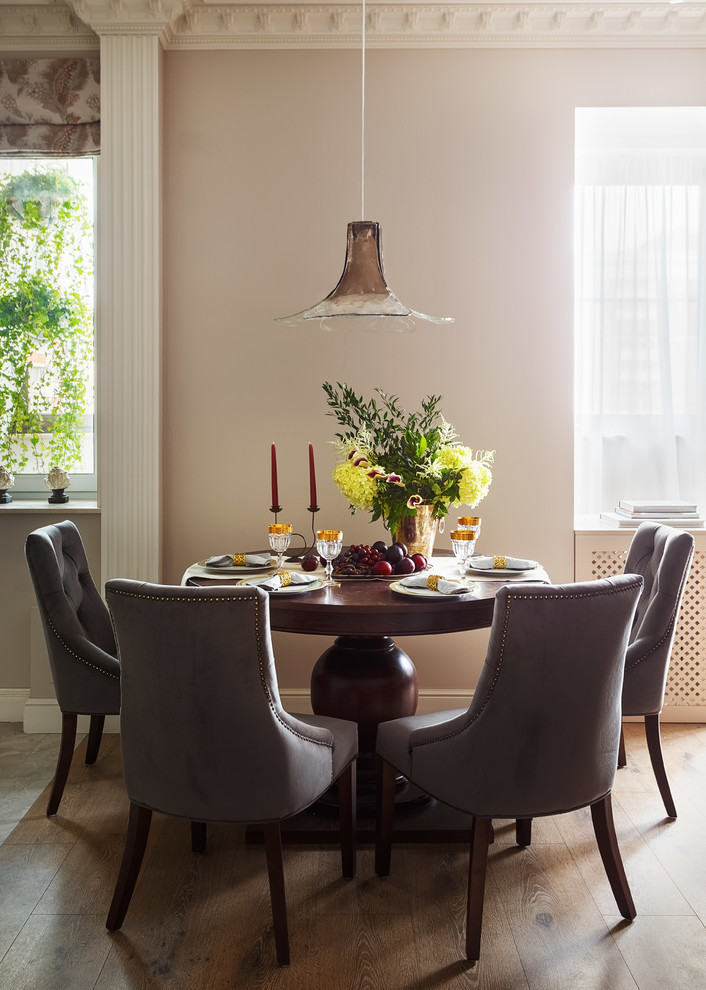 Idées déco pour une salle à manger classique avec un mur beige et un sol en bois brun.