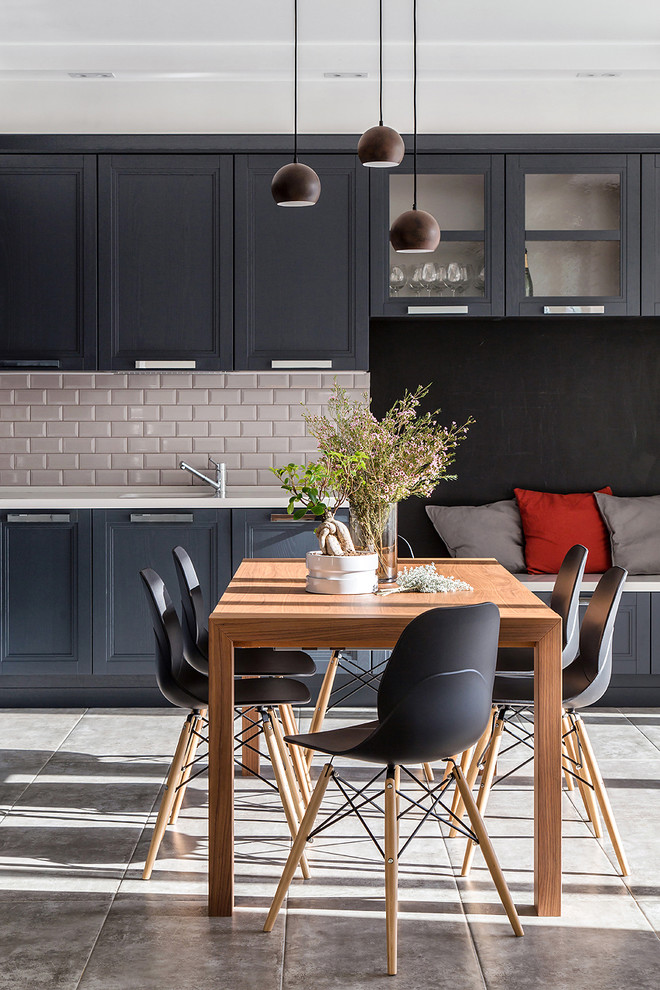 Стильный дизайн: кухня-столовая в скандинавском стиле с серыми стенами и серым полом - последний тренд