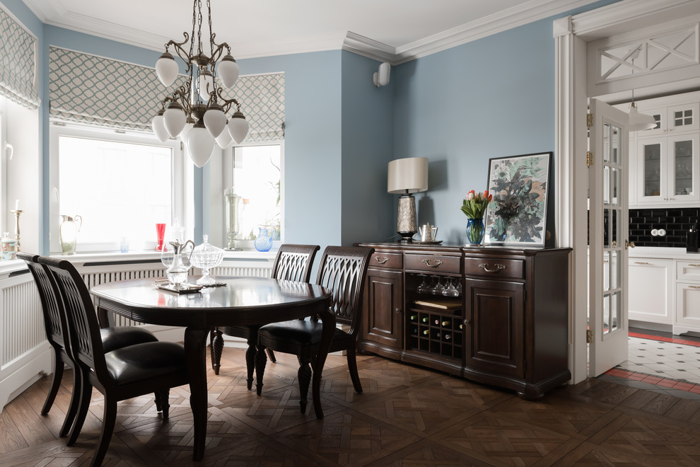 Geschlossenes Klassisches Esszimmer ohne Kamin mit blauer Wandfarbe, dunklem Holzboden und braunem Boden in Moskau