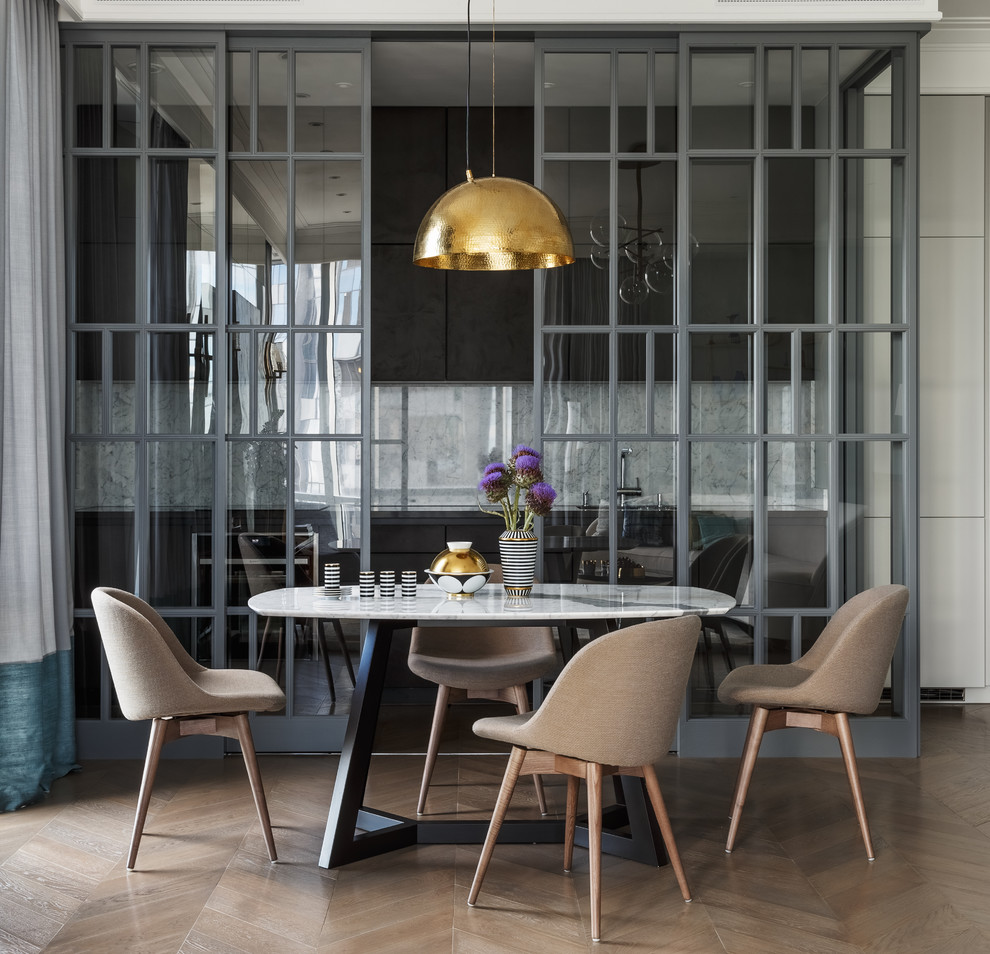 Idée de décoration pour une salle à manger ouverte sur le salon design avec un sol marron et un sol en bois brun.