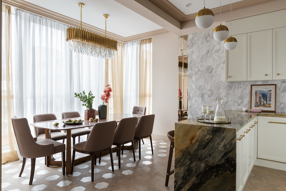 Foto di una piccola sala da pranzo aperta verso la cucina chic con pareti beige, pavimento in gres porcellanato e pavimento marrone