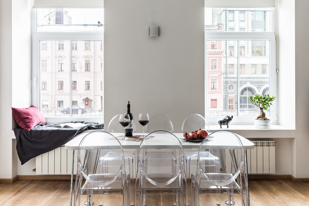 Immagine di una sala da pranzo aperta verso il soggiorno design con pareti bianche, pavimento in legno massello medio e pavimento marrone