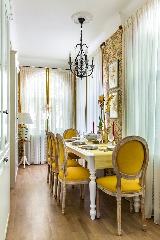 Idee per una piccola sala da pranzo classica chiusa con pareti gialle, pavimento in legno massello medio e pavimento beige