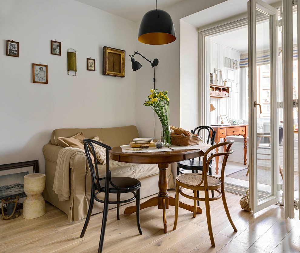 Стильный дизайн: кухня-столовая в классическом стиле с белыми стенами, светлым паркетным полом и бежевым полом - последний тренд