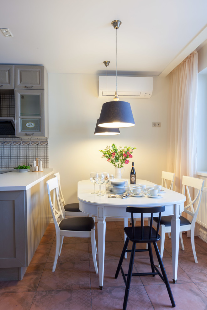 На фото: кухня-столовая среднего размера в стиле кантри с желтыми стенами, полом из керамической плитки и розовым полом без камина