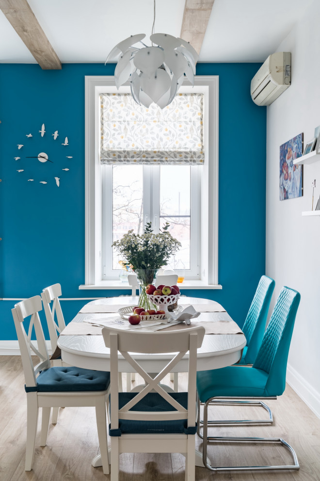 Idee per una sala da pranzo tradizionale di medie dimensioni con pareti blu e pavimento beige