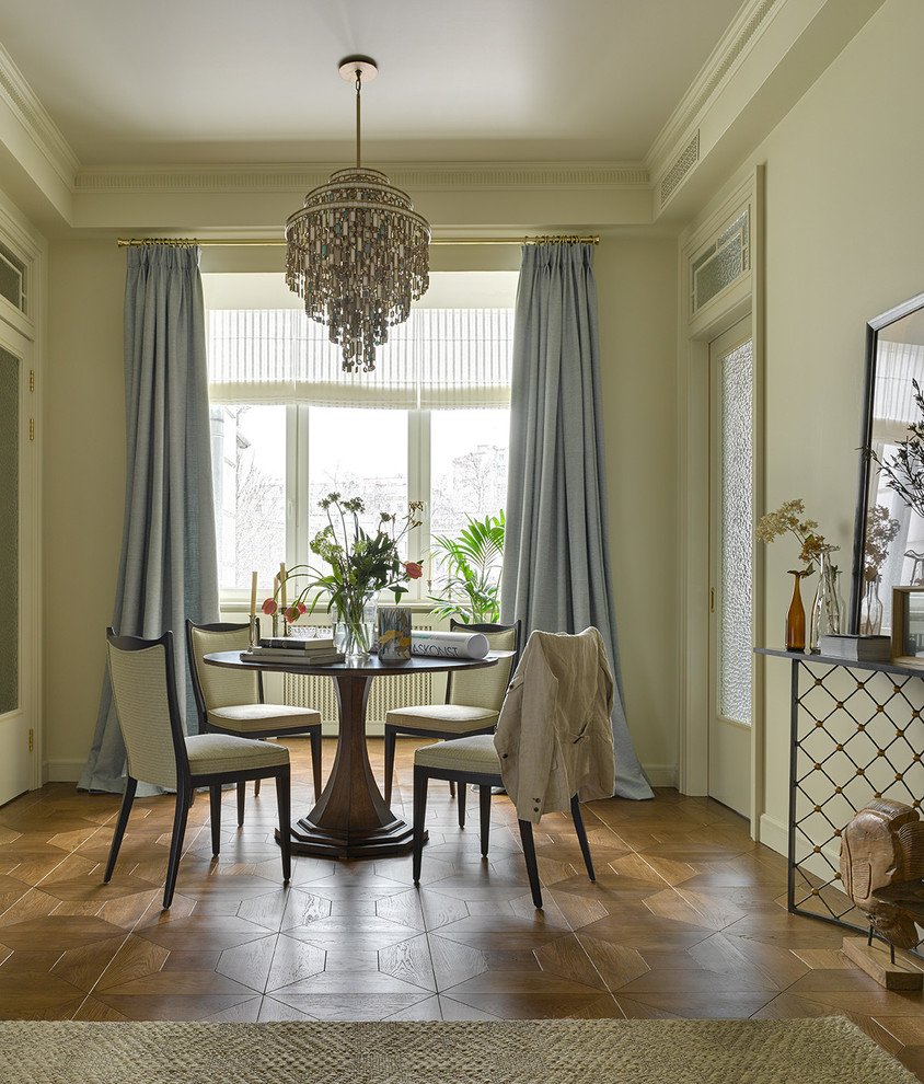 Foto di una sala da pranzo classica chiusa e di medie dimensioni con pavimento in legno massello medio e pareti gialle