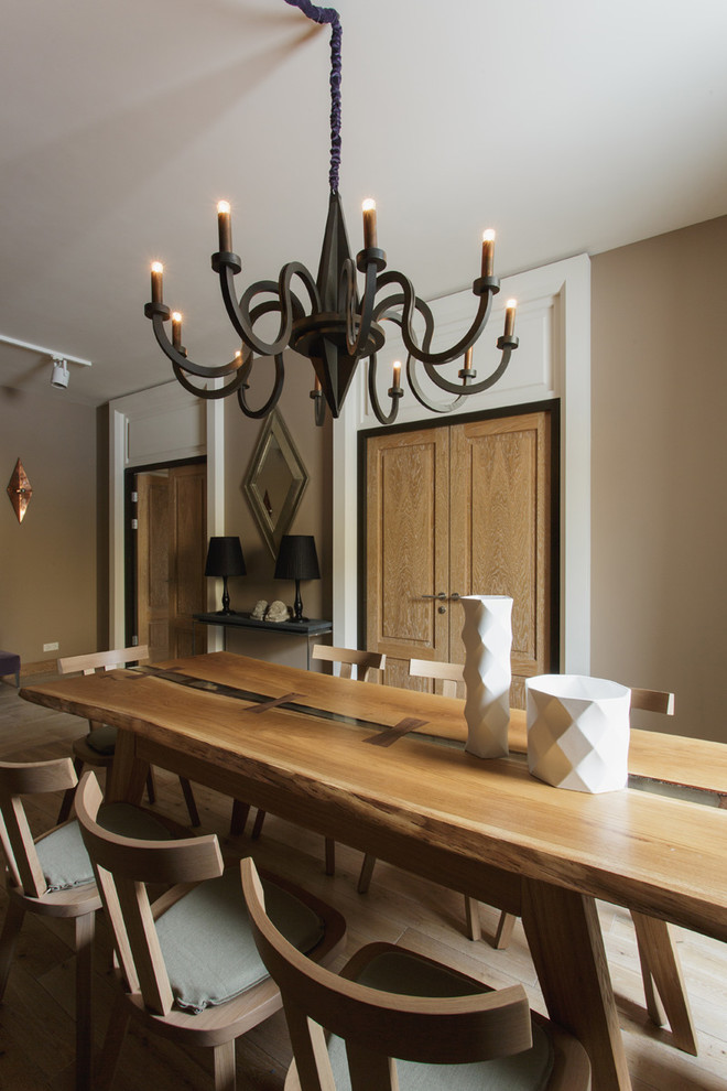 Свежая идея для дизайна: кухня-столовая в скандинавском стиле с бежевыми стенами и светлым паркетным полом - отличное фото интерьера