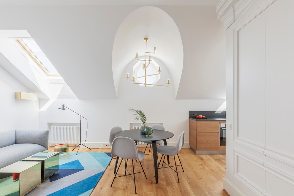 Cette photo montre une salle à manger ouverte sur le salon scandinave avec un mur blanc, parquet clair, aucune cheminée et un sol beige.