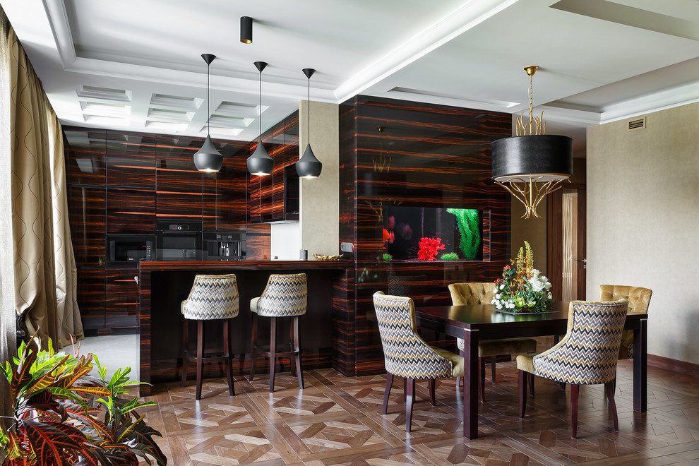 Esempio di una sala da pranzo aperta verso il soggiorno contemporanea con pareti beige e parquet chiaro