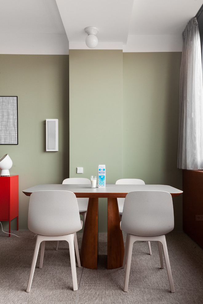 На фото: столовая в стиле модернизм с ковровым покрытием, зелеными стенами и серым полом
