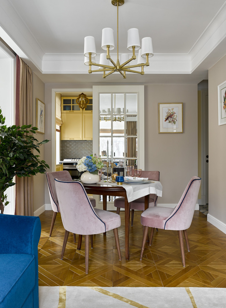 Идея дизайна: гостиная-столовая среднего размера в стиле неоклассика (современная классика) с серыми стенами и коричневым полом