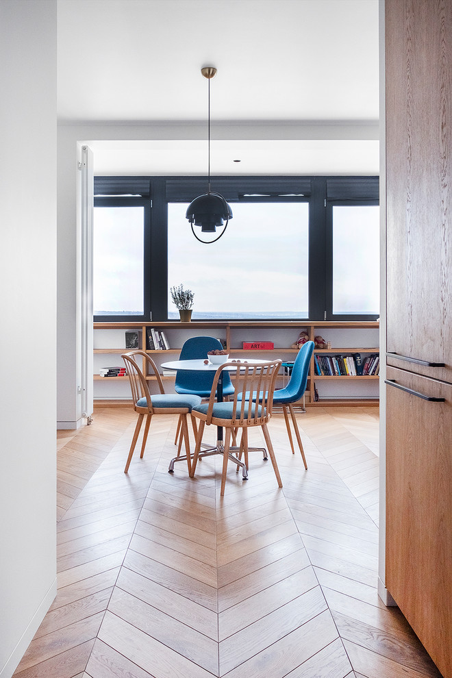 Idee per una piccola sala da pranzo aperta verso il soggiorno contemporanea con pareti bianche, pavimento in legno massello medio e pavimento beige
