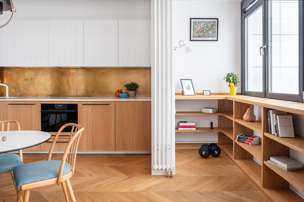 Modelo de comedor contemporáneo pequeño abierto con paredes blancas, suelo de madera en tonos medios y suelo beige