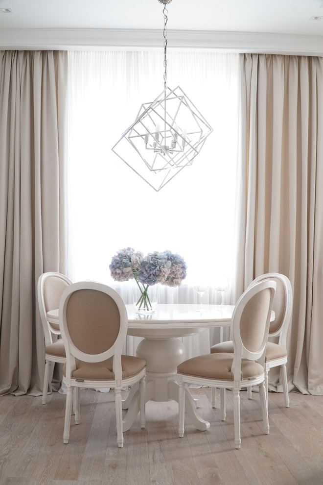 Cette image montre une salle à manger ouverte sur le salon traditionnelle avec parquet clair et un sol beige.