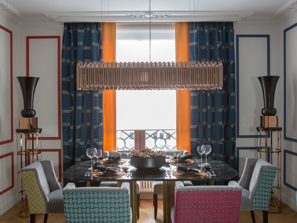 Ispirazione per una sala da pranzo eclettica di medie dimensioni e chiusa con pareti bianche, pavimento in legno massello medio e pavimento marrone