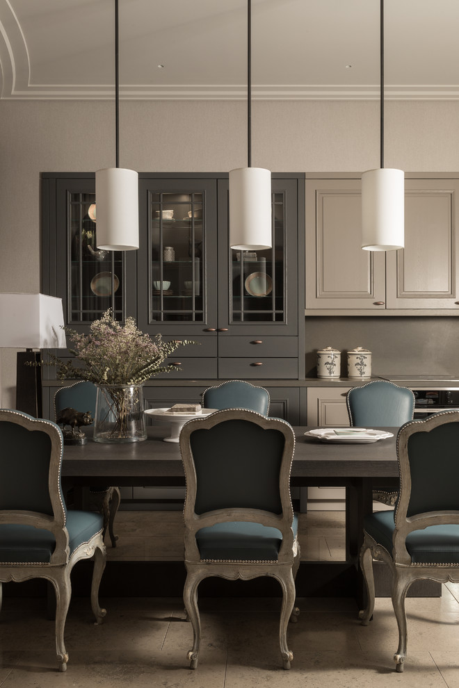 Idee per una sala da pranzo aperta verso la cucina classica di medie dimensioni con pavimento grigio e pareti grigie
