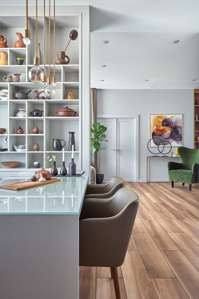 Esempio di una sala da pranzo aperta verso il soggiorno minimal con pavimento marrone