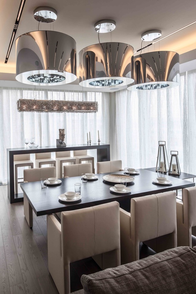 Imagen de comedor contemporáneo, abierto, con suelo de madera oscura