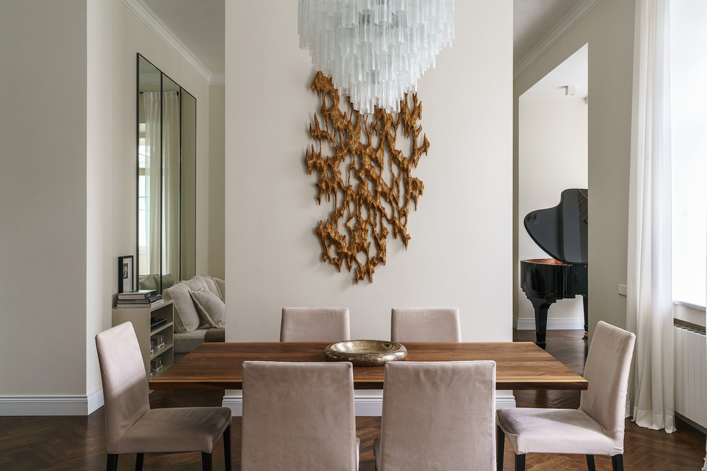 Idée de décoration pour une salle à manger design avec un mur beige, parquet foncé et un sol marron.