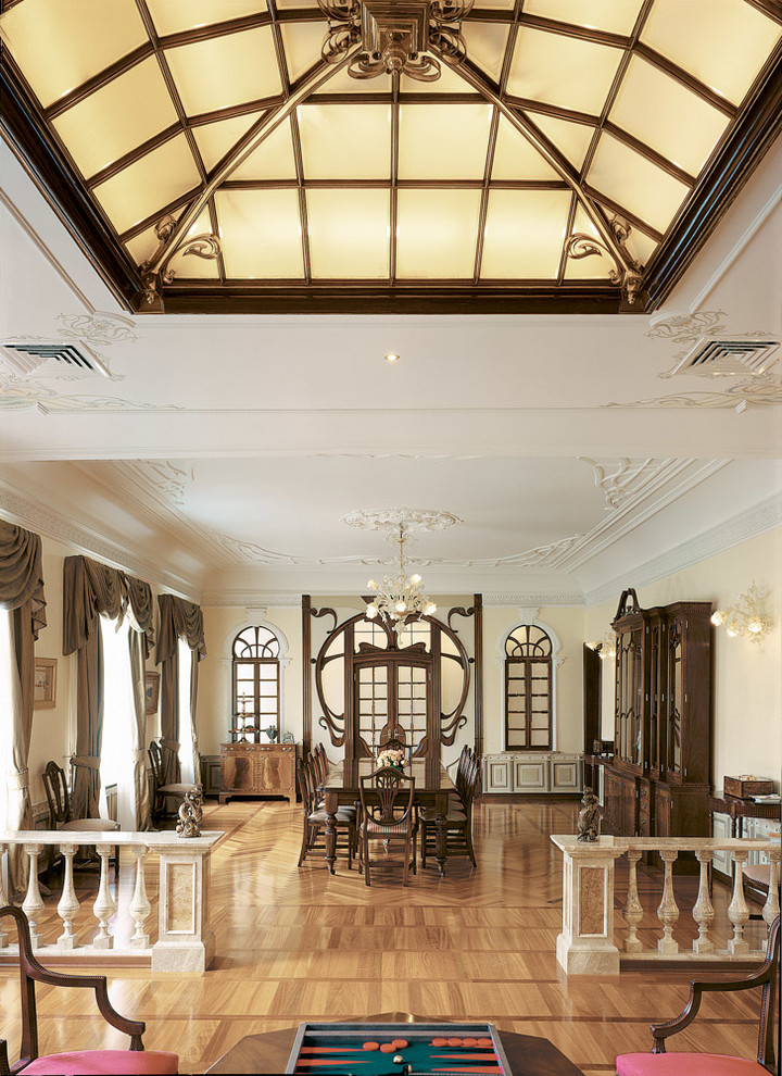 Источник вдохновения для домашнего уюта: большая отдельная столовая в классическом стиле с белыми стенами и паркетным полом среднего тона