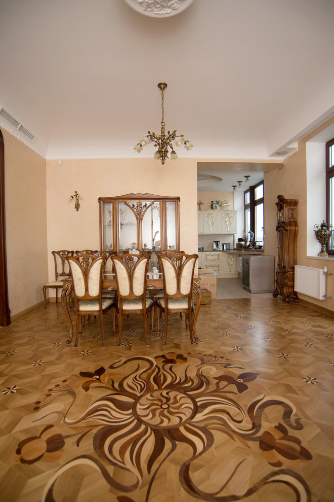 Aménagement d'une grande salle à manger ouverte sur le salon moderne avec un mur beige et un sol en bois brun.