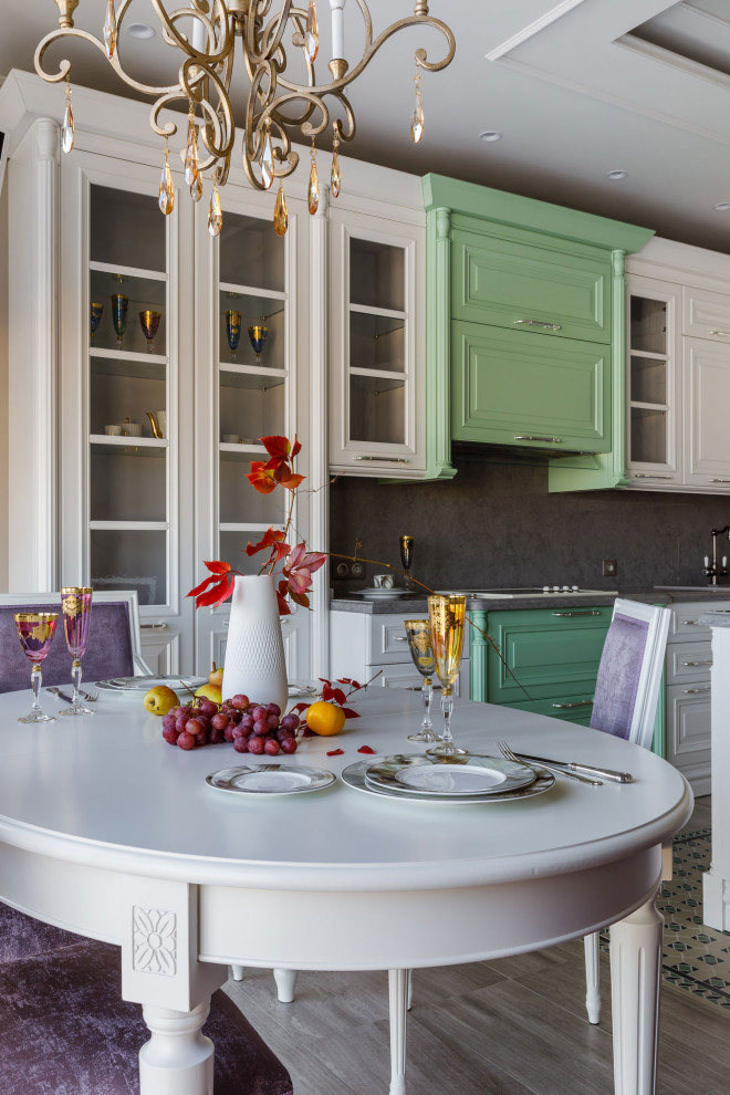 Идея дизайна: маленькая кухня-столовая в классическом стиле с серым полом для на участке и в саду