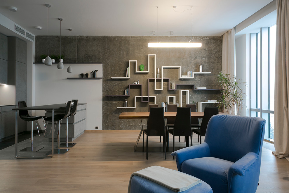 На фото: кухня-столовая среднего размера в современном стиле с серыми стенами, паркетным полом среднего тона и бежевым полом без камина с