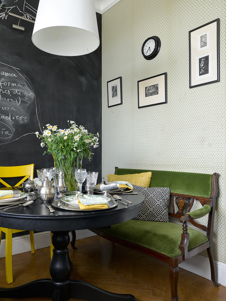 Idee per una sala da pranzo aperta verso la cucina bohémian con pareti multicolore, pavimento in legno massello medio e pavimento marrone