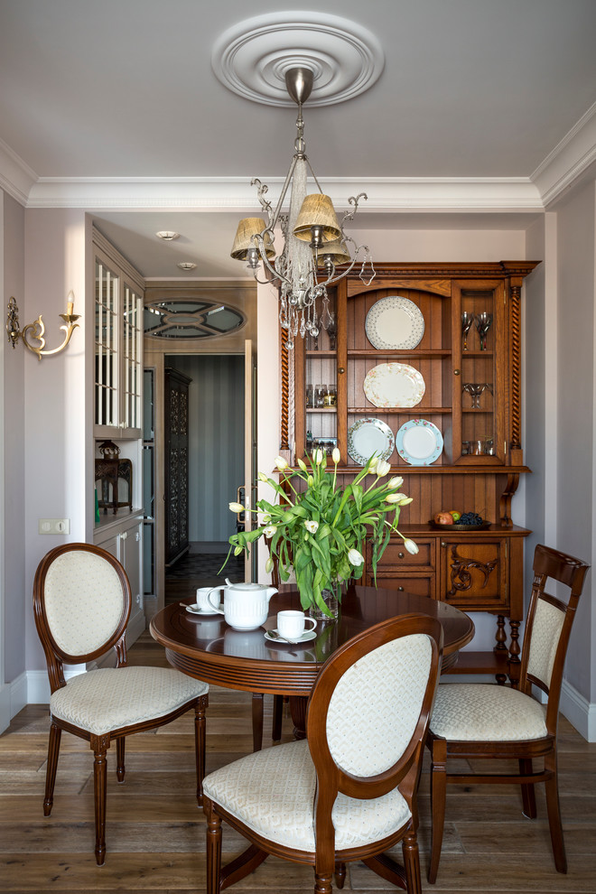 Idee per una sala da pranzo aperta verso il soggiorno classica di medie dimensioni con pareti beige e parquet scuro