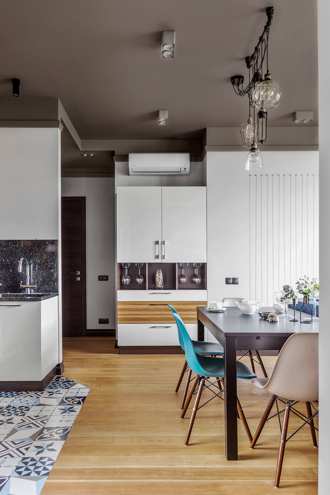 Свежая идея для дизайна: кухня-столовая среднего размера в современном стиле с серыми стенами и паркетным полом среднего тона без камина - отличное фото интерьера