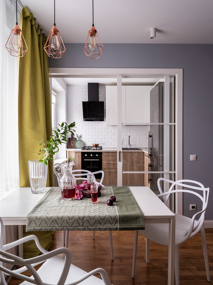 На фото: гостиная-столовая в скандинавском стиле с паркетным полом среднего тона, коричневым полом и серыми стенами