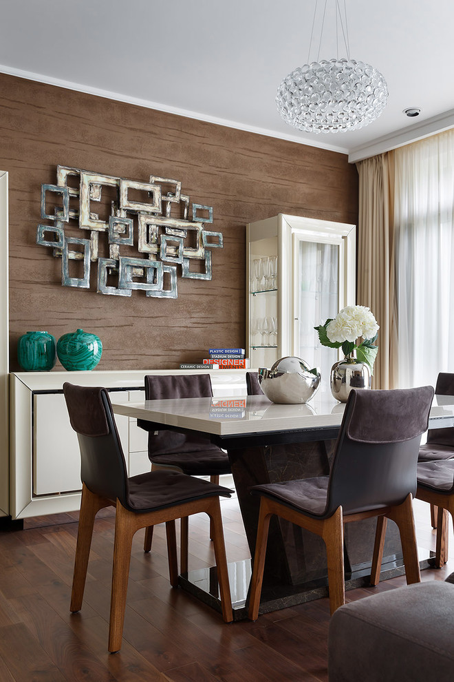 Источник вдохновения для домашнего уюта: гостиная-столовая среднего размера в современном стиле с коричневыми стенами, паркетным полом среднего тона и коричневым полом без камина