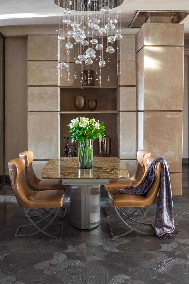 Foto di una grande sala da pranzo aperta verso il soggiorno contemporanea con pareti beige, pavimento grigio e parquet scuro