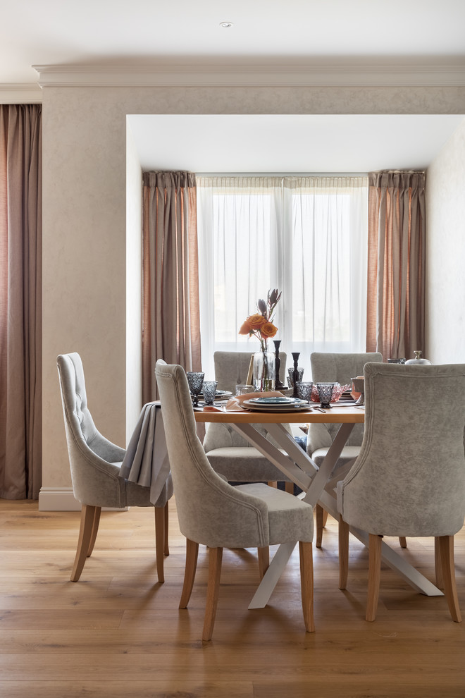 Источник вдохновения для домашнего уюта: столовая в стиле неоклассика (современная классика) с бежевыми стенами, светлым паркетным полом и коричневым полом