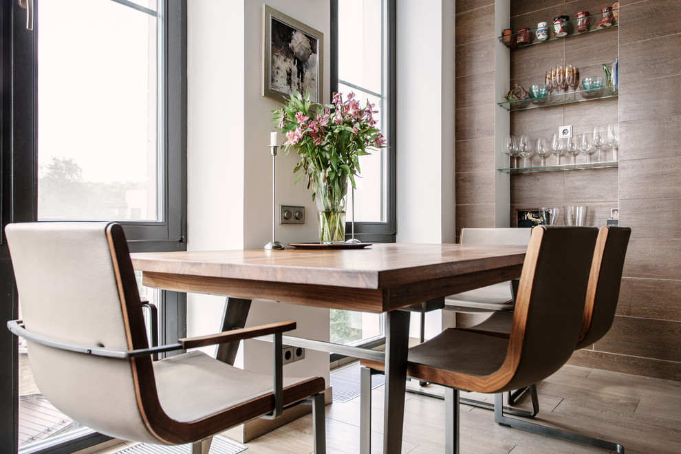 Immagine di una piccola sala da pranzo aperta verso il soggiorno industriale con pavimento con piastrelle in ceramica e pavimento marrone