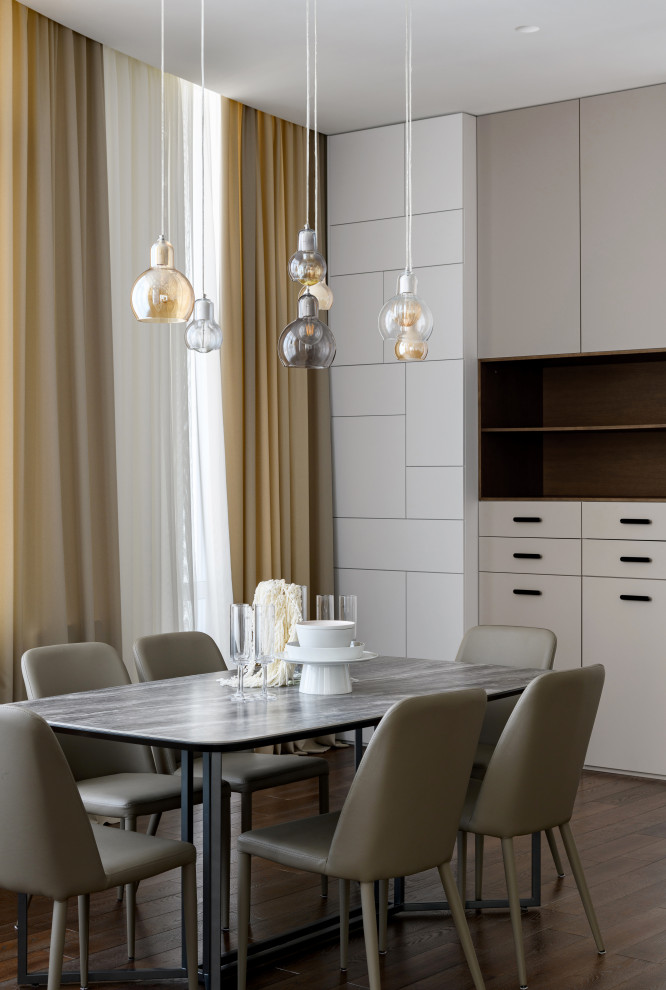 Идея дизайна: большая гостиная-столовая в современном стиле с белыми стенами, темным паркетным полом и коричневым полом