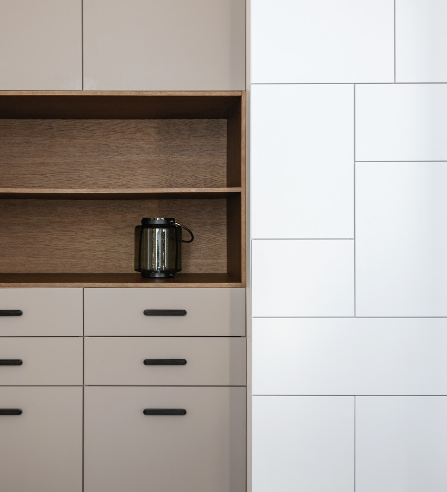 Réalisation d'une grande salle à manger ouverte sur le salon design avec un mur blanc, parquet foncé et un sol marron.