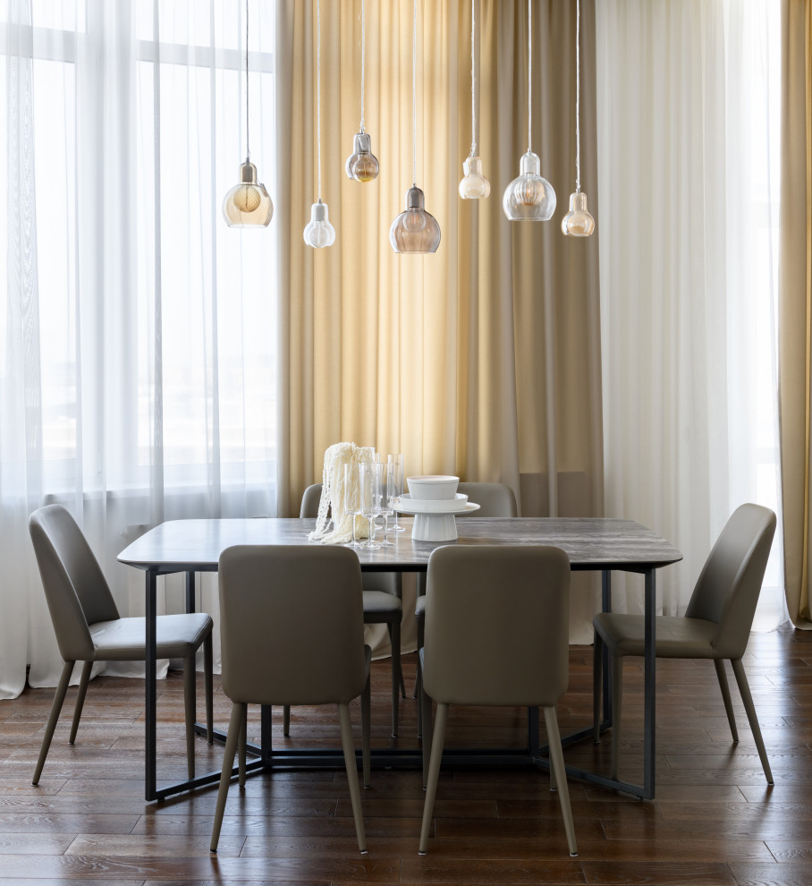 Réalisation d'une grande salle à manger ouverte sur le salon design avec un mur blanc, parquet foncé et un sol marron.